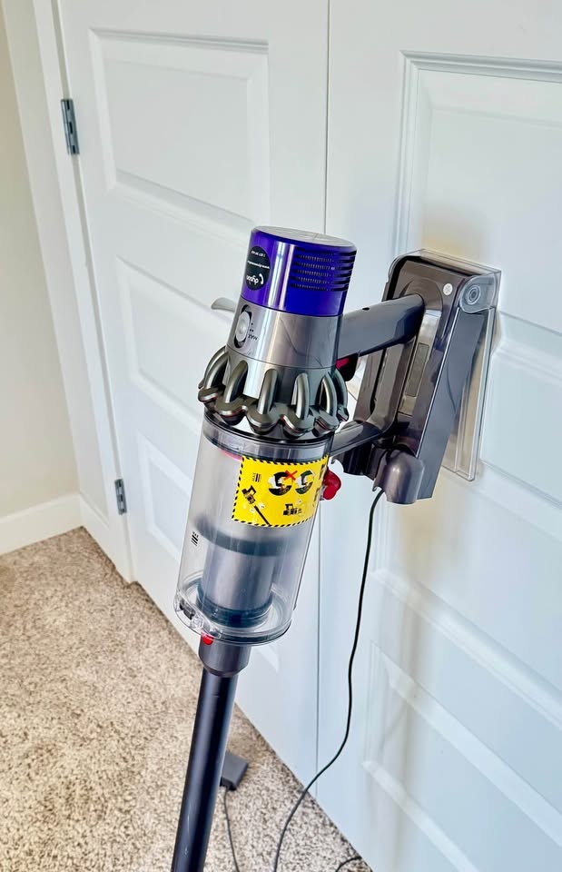 Dyson V10 Animal - New Battery - Dyson Stick Vacuum - photo 2