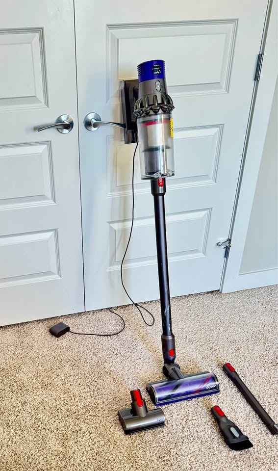 Dyson V10 Animal - New Battery - Dyson Stick Vacuum - photo 3