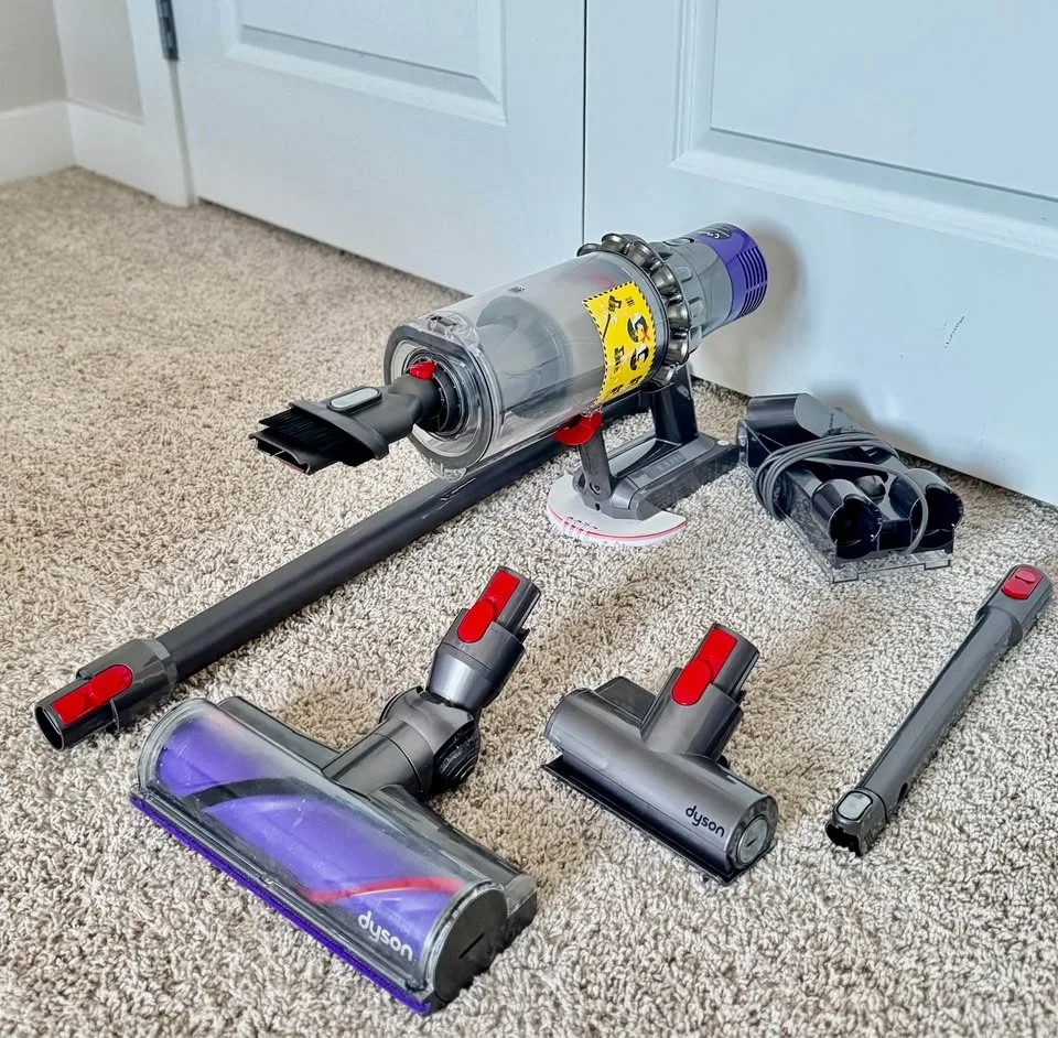 Dyson V10 Animal - New Battery - Dyson Stick Vacuum image indicator(8)