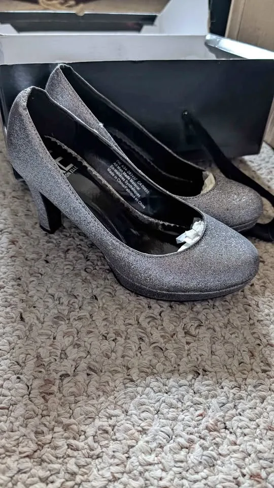 Sparkly Silver Heels size 7W