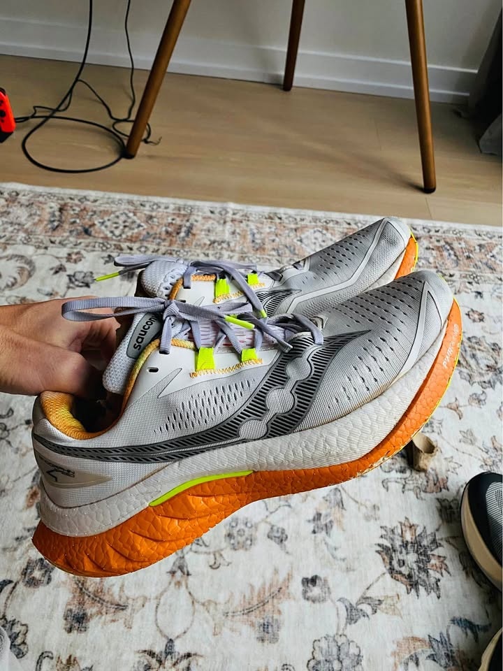 Saucony white Endorphin Speed