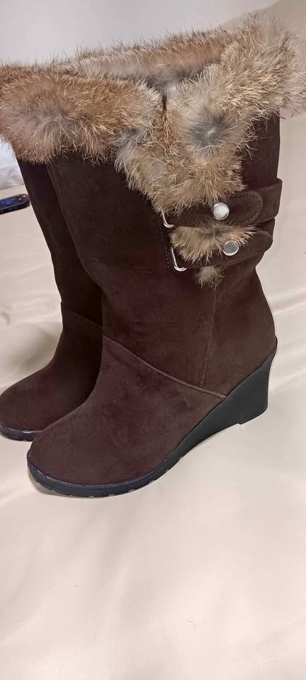 Womens winter boots Size 37= 6.5 Sizr 38=7