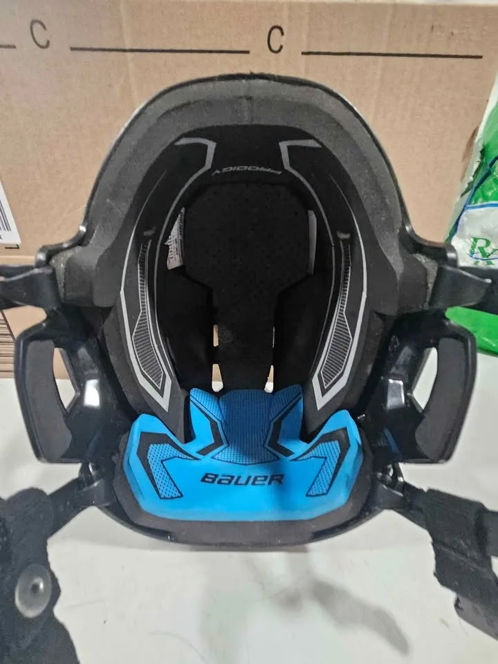 Bauer skating helmet size 6-6 1/2 image indicator(2)