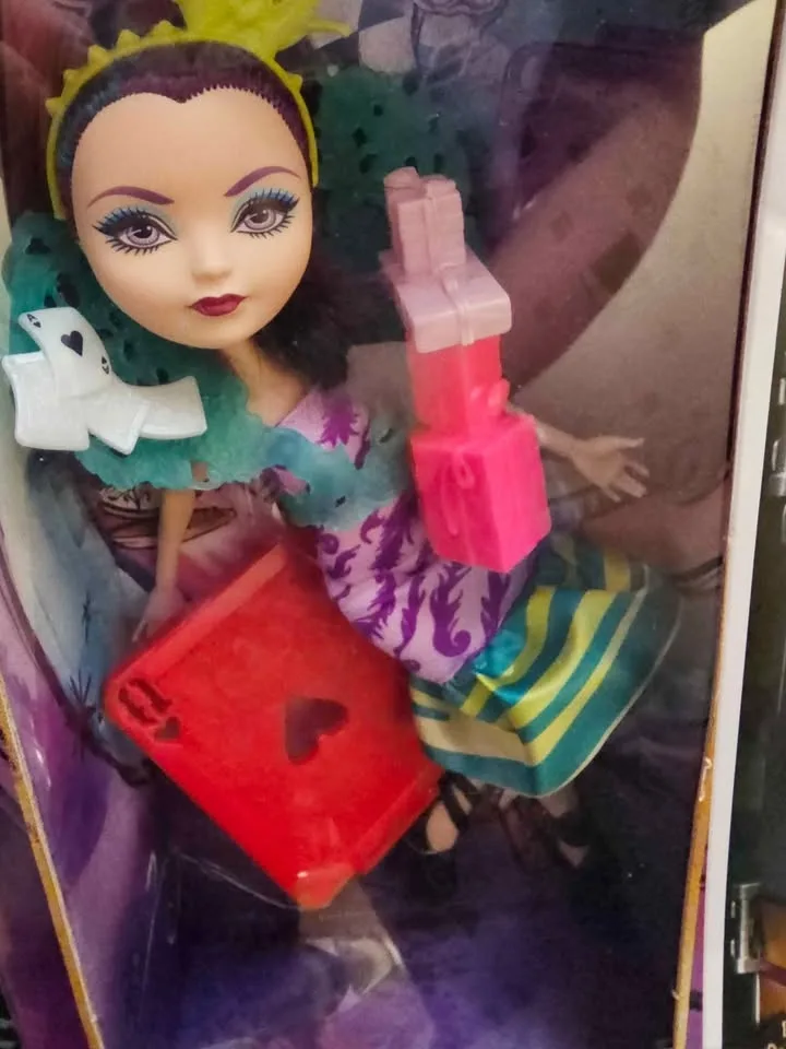 Ever After High Wonderland Playset with Raven Queen Doll image indicator(2)