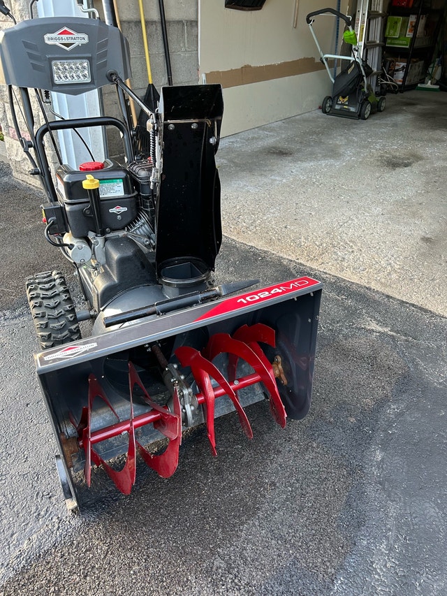 Briggs & Stratton 2-Stage Snow Blower - 24-in - photo 3