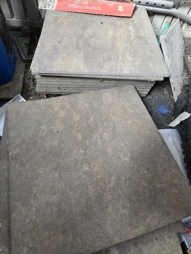 Floor tiles. 1' x 1' 32 pieces.