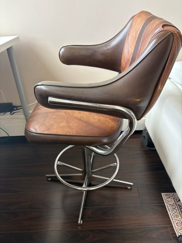MCM tall swivel chair - photo 3