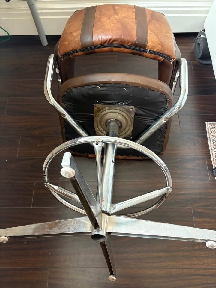 MCM tall swivel chair - photo 4