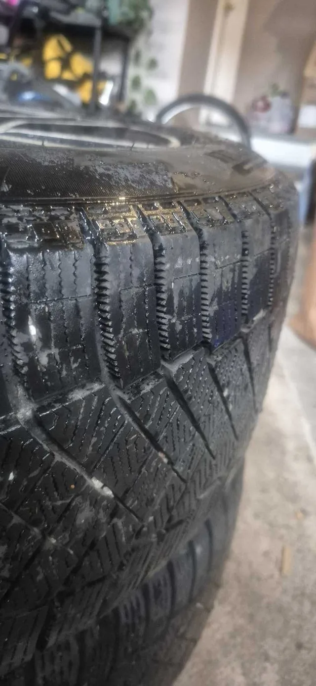 Pirelli 255/50 R20 snow tires RTX 20" Alloy Rims image indicator(7)