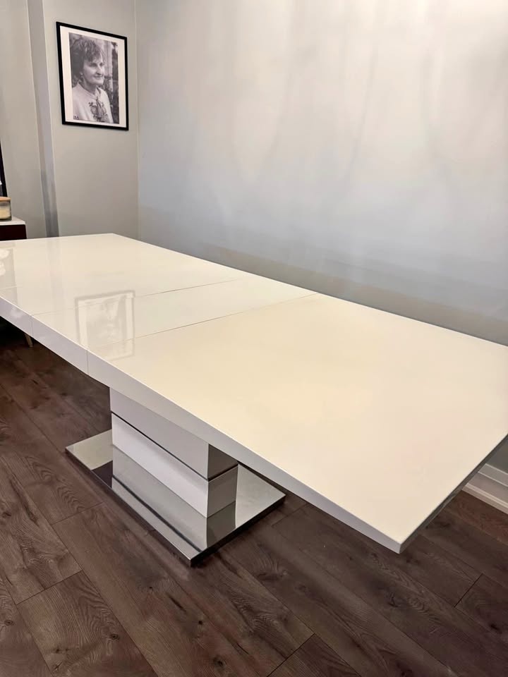 Dinning table with inserts