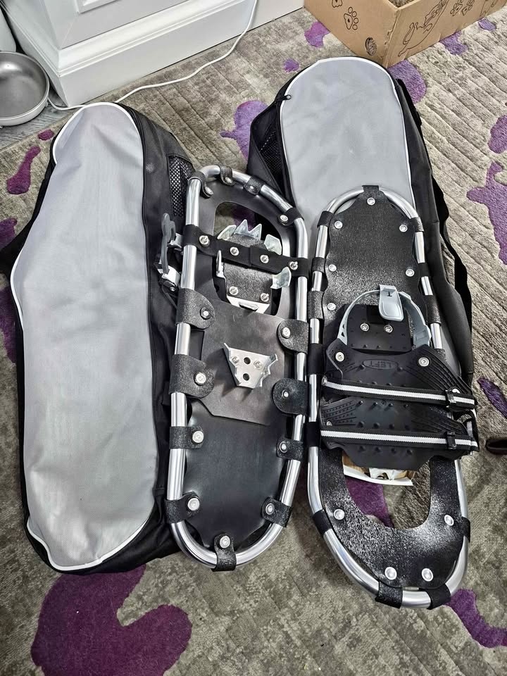 2 pairs of snowshoes