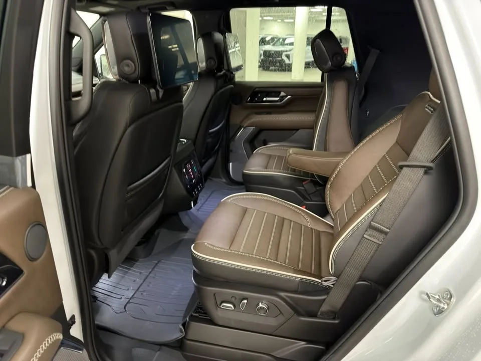 2026 GMC Yukon Denali Ultimate 3.0L Diesel image indicator(9)