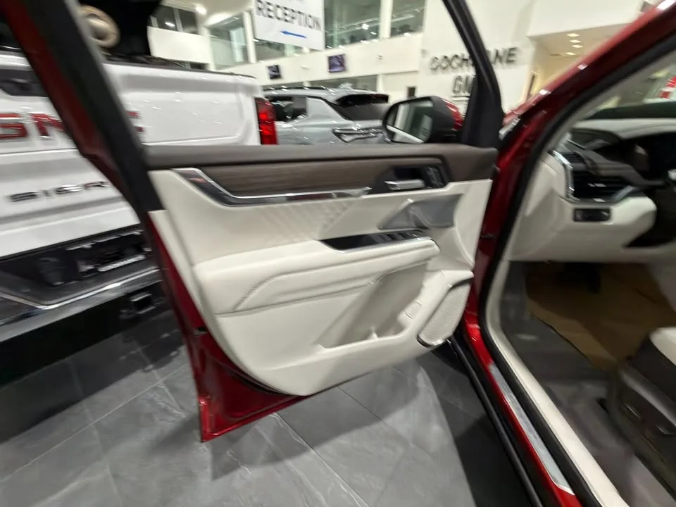 2025 GMC Acadia Denali image indicator(7)