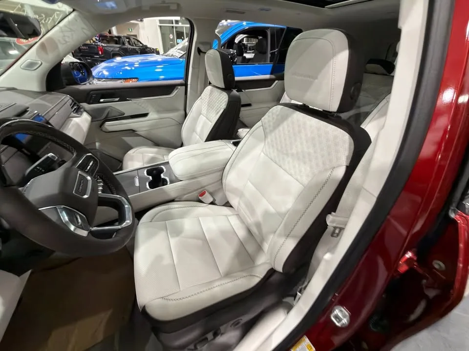 2025 GMC Acadia Denali image indicator(8)