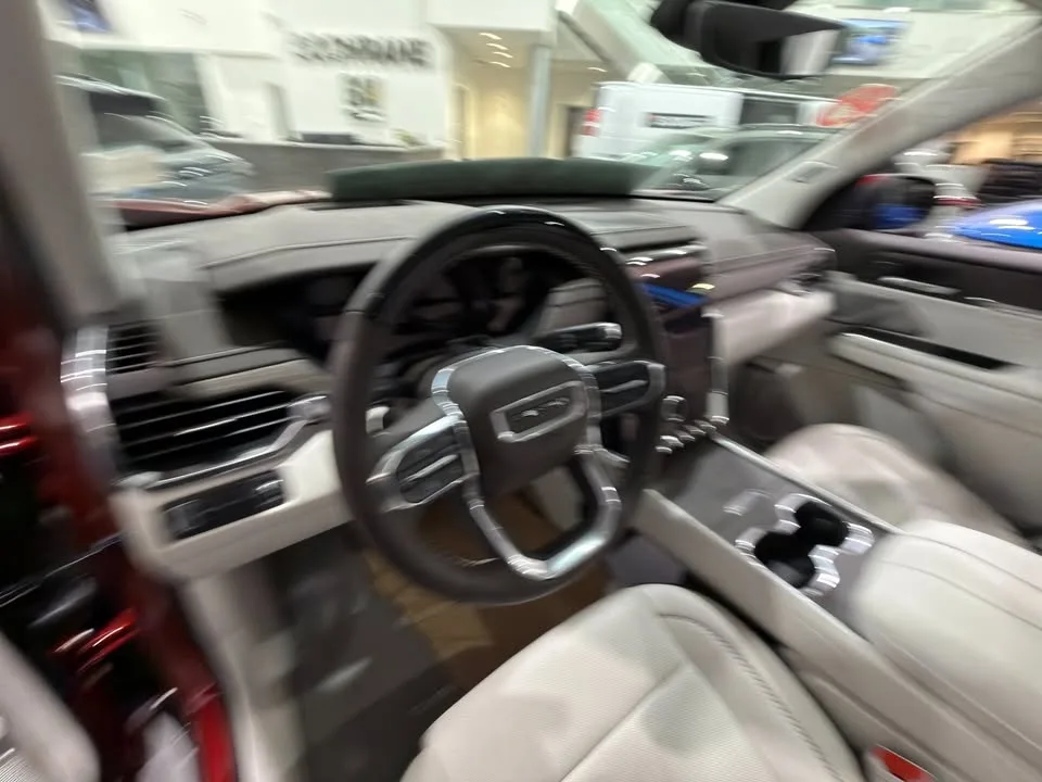 2025 GMC Acadia Denali image indicator(9)