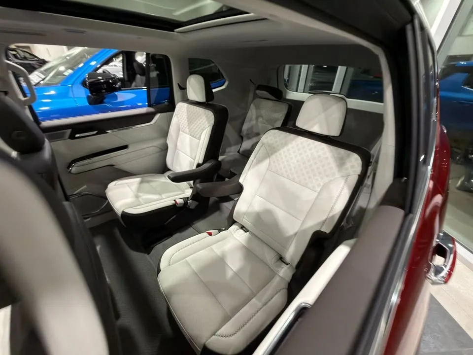 2025 GMC Acadia Denali image indicator(10)