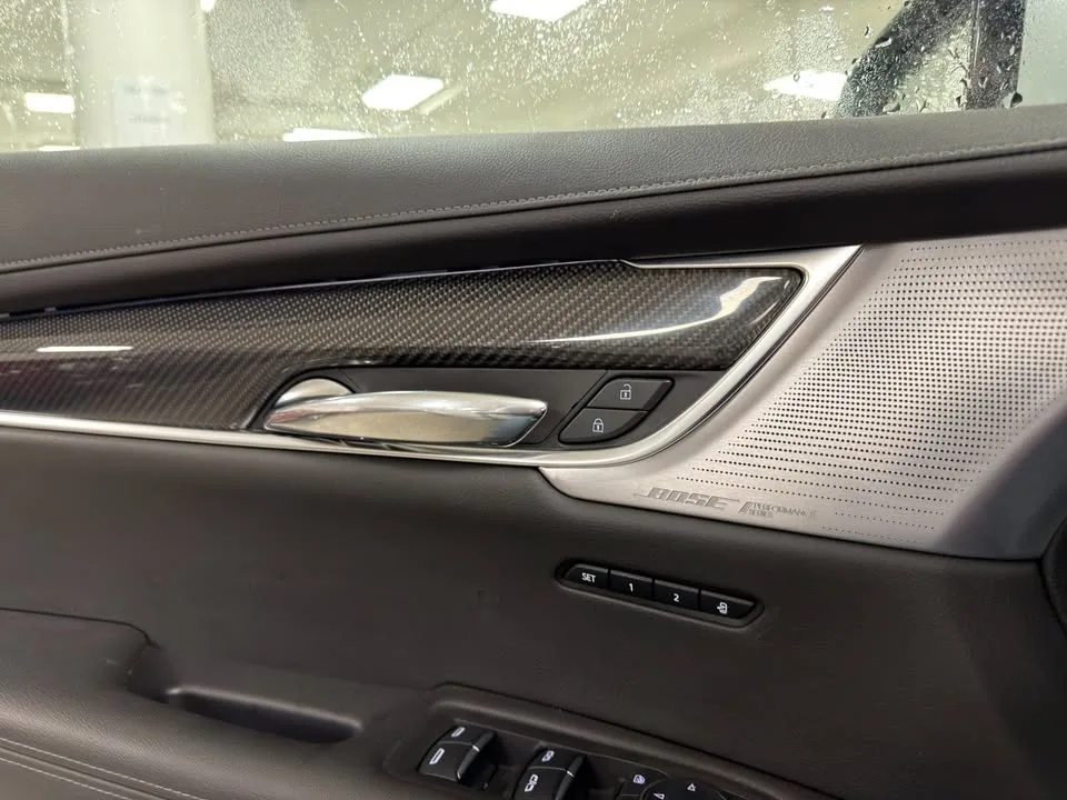 2024 Cadillac XT6 Sport image indicator(7)