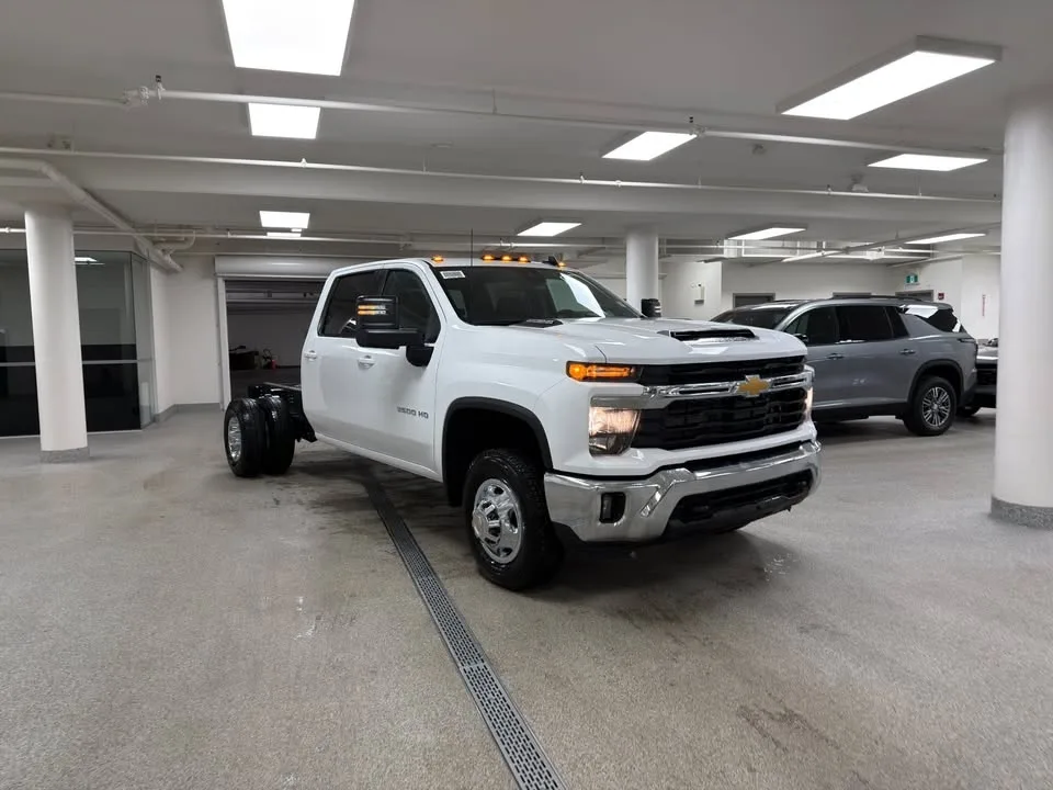 2026 Chevrolet Silverado 3500HD Chassis Cab image indicator(2)