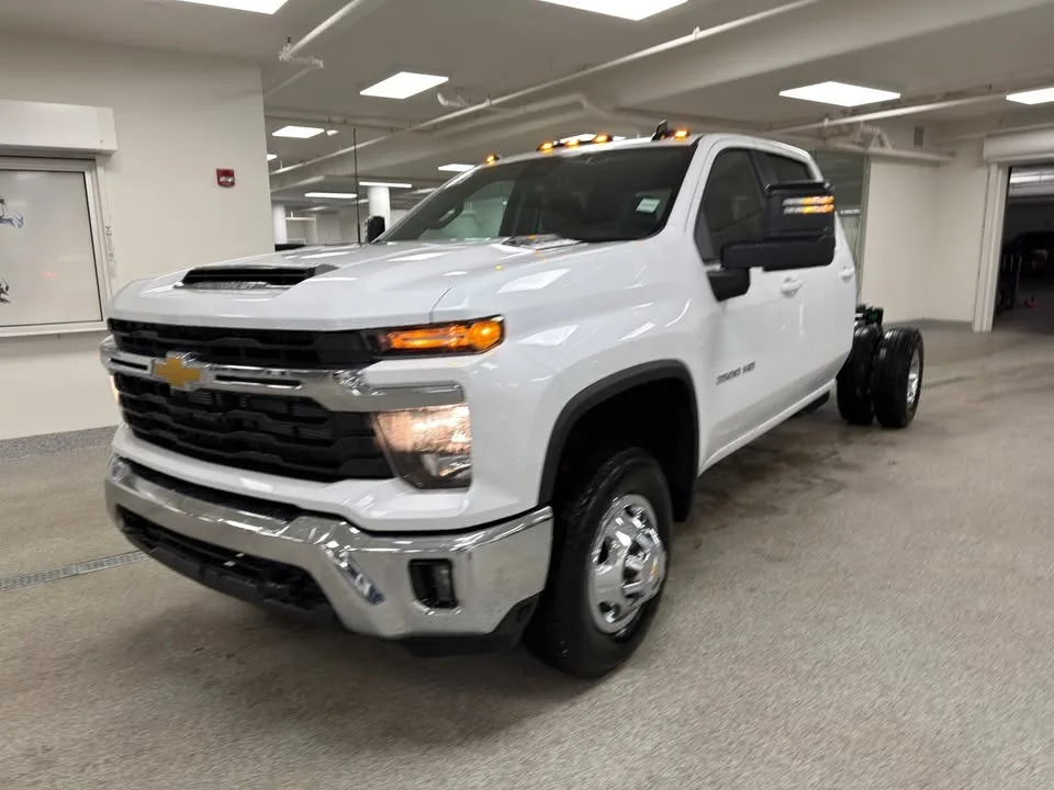 2026 Chevrolet Silverado 3500HD Chassis Cab image indicator(3)