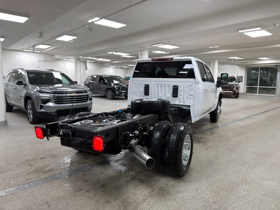 2026 Chevrolet Silverado 3500HD Chassis Cab image indicator(5)