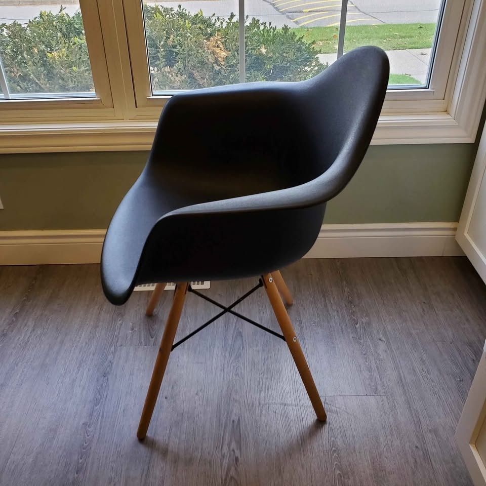 Round Dining Table with 2 Eames-Style Chairs - photo 3