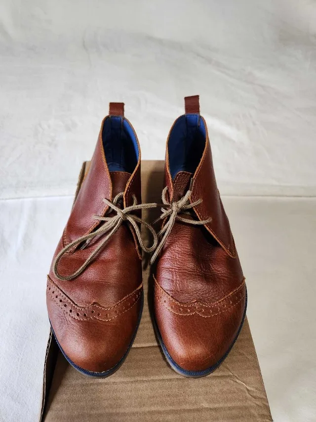 Women's brown leather boots image indicator(2)