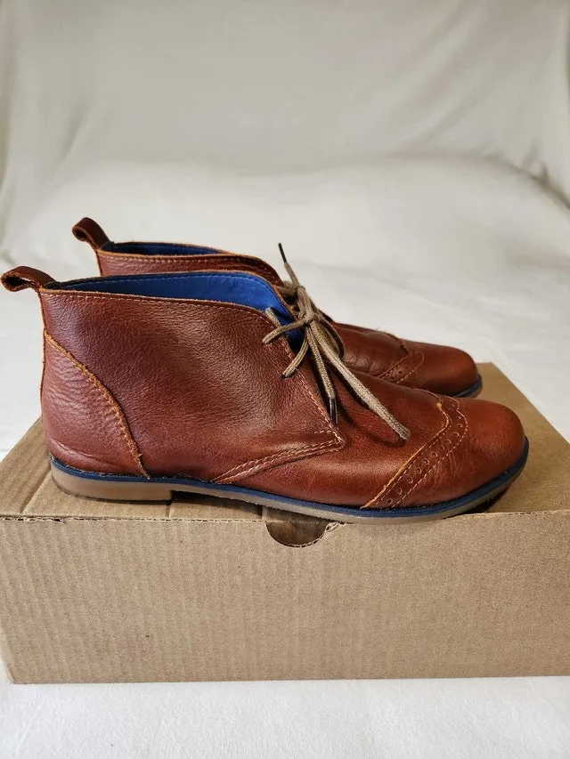 Women's brown leather boots image indicator(3)