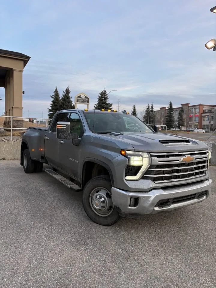2025 Chevrolet 3500 HD Regular Cab image indicator(2)