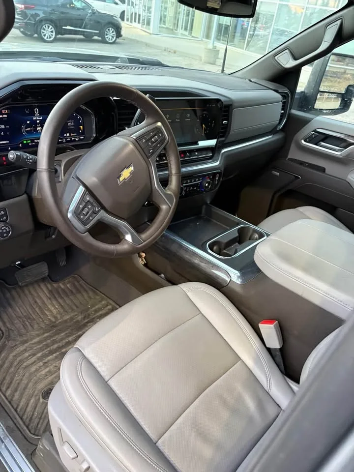 2025 Chevrolet 3500 HD Regular Cab image indicator(4)