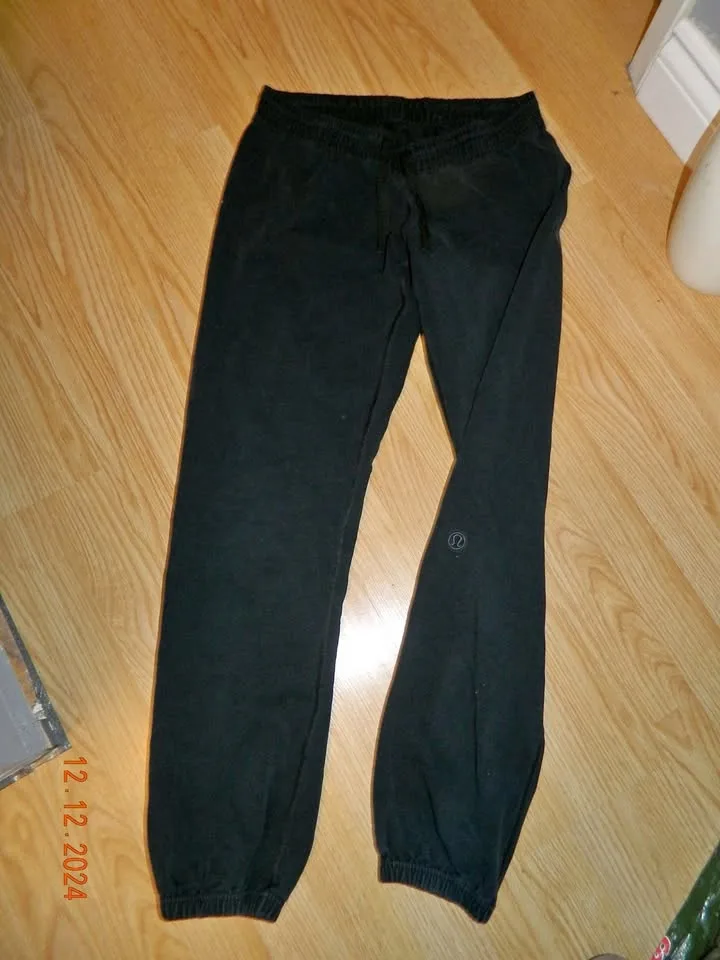 LULULEMON OG FEEL GOOD TRACK PANT...size 6...VGUC-EUC