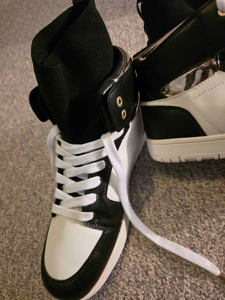 LIKE NEW Black white gold hightop runners/sneakers. Men's size 1 - photo 2