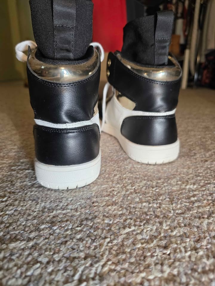 LIKE NEW Black white gold hightop runners/sneakers. Men's size 1 - photo 4