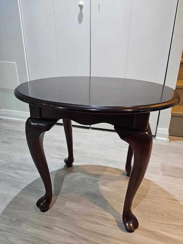 Bombay Company Oval Side Table - Queen Anne Legs