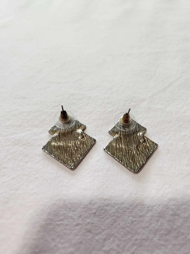 Black and gold earrings image indicator(3)