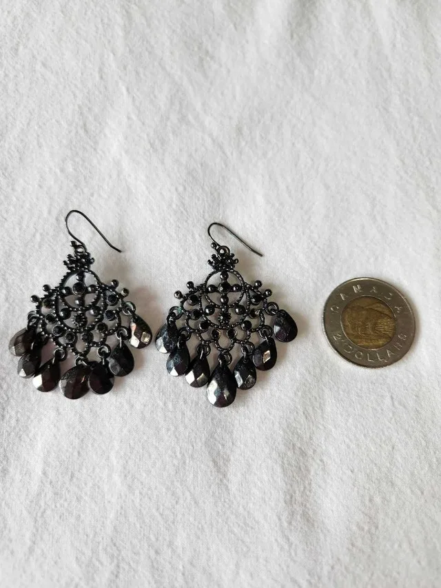 Black chandelier earrings image indicator(2)