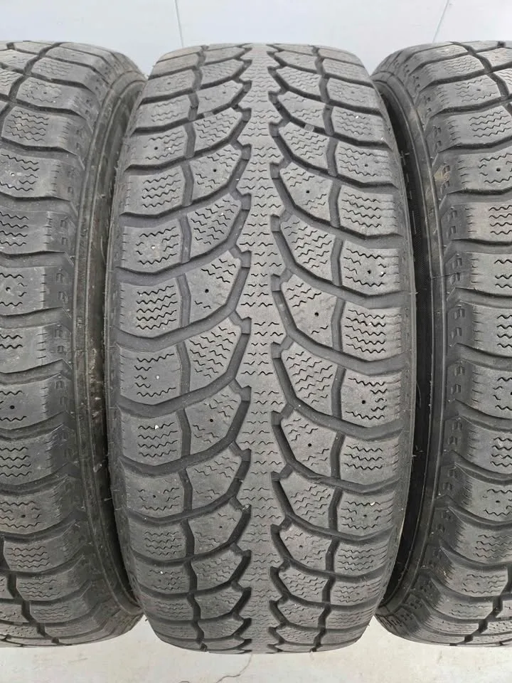 Extreme Grip Winter Tires- 215/60R16 image indicator(5)