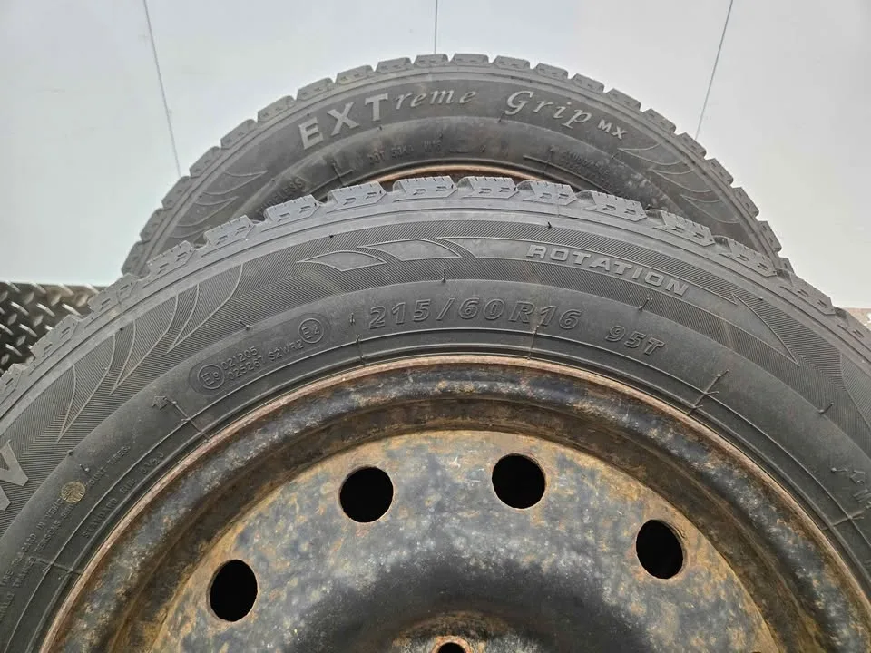 Extreme Grip Winter Tires- 215/60R16 image indicator(8)