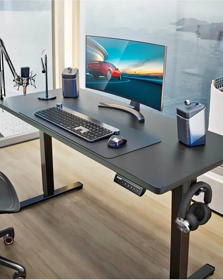 Adjustable standing desk