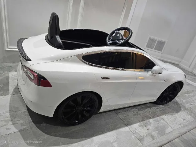 Tesla Model S for Kids Ride-On Electric Car image indicator(3)