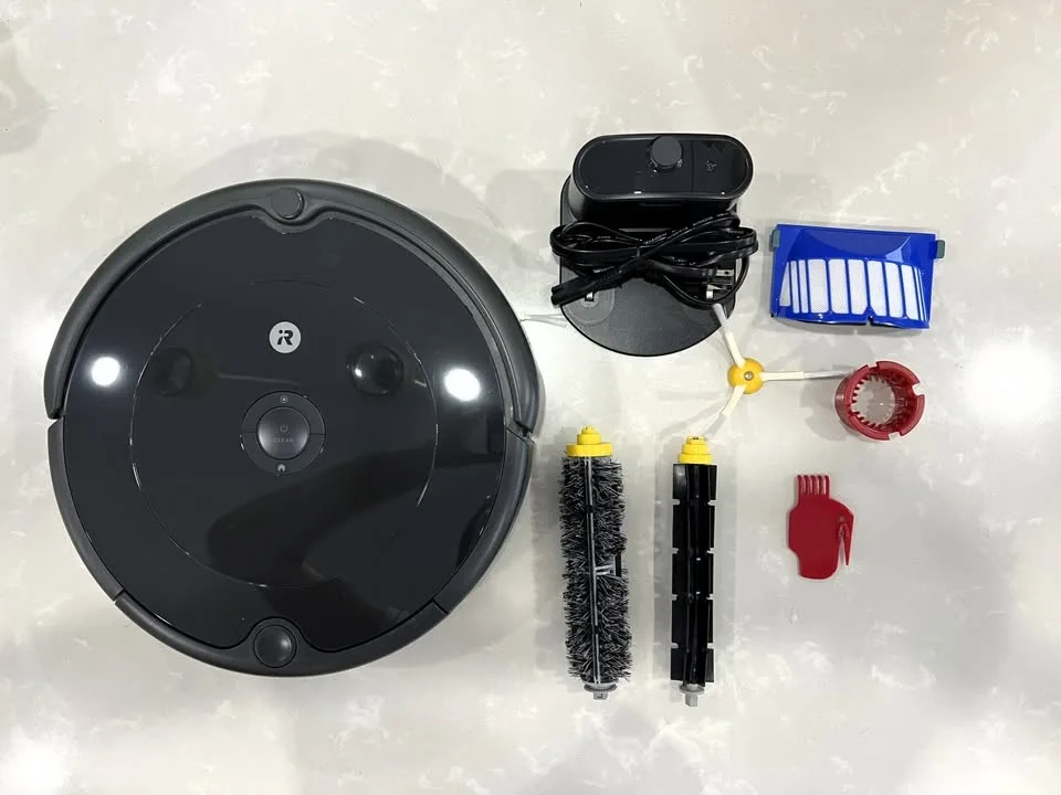Roomba 692 Robot Vacuum – Great Condition + Extras! image indicator(2)