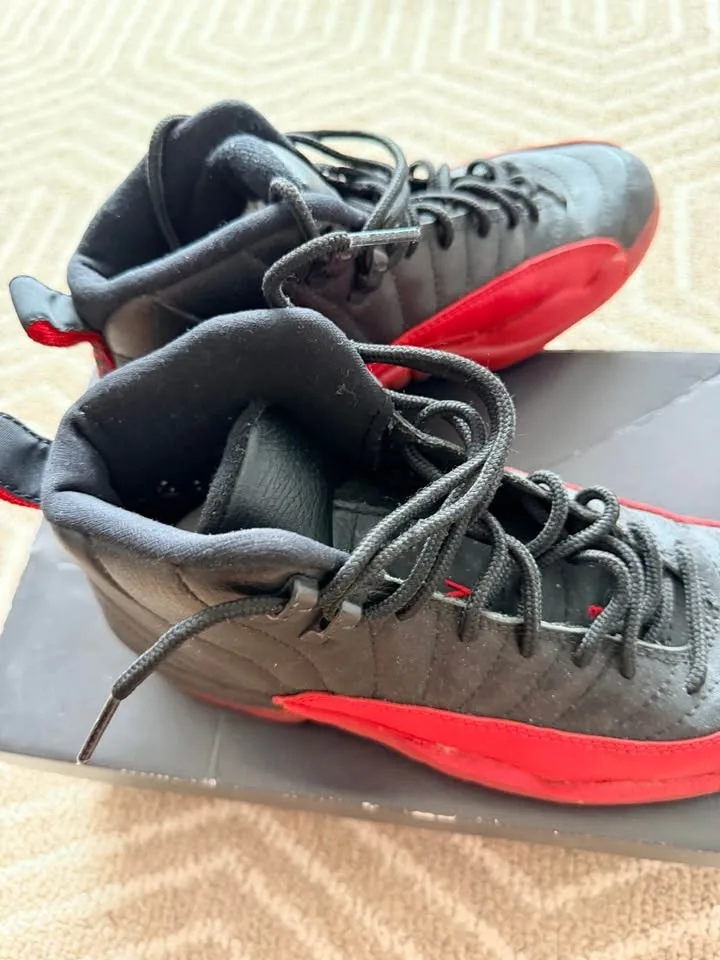 Red/black Jorden Sneaker size 6 image indicator(2)