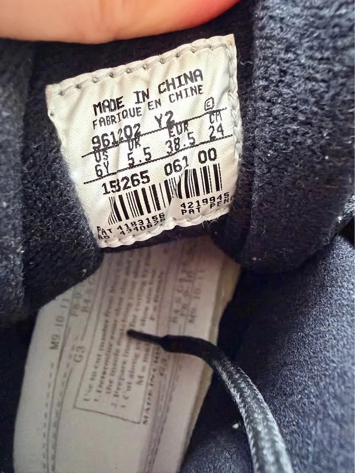 Red/black Jorden Sneaker size 6 image indicator(4)