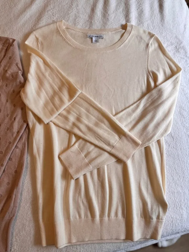 Blazer with 3 sweaters- size 10 image indicator(7)