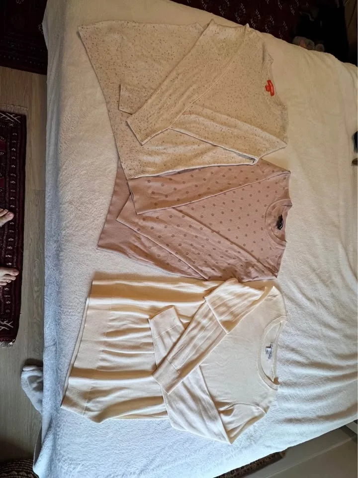 Blazer with 3 sweaters- size 10 image indicator(9)