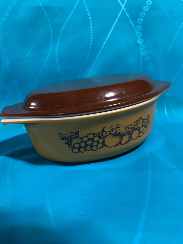 Vintage Pyrex Casserole Dish with RARE brown lid image indicator(2)
