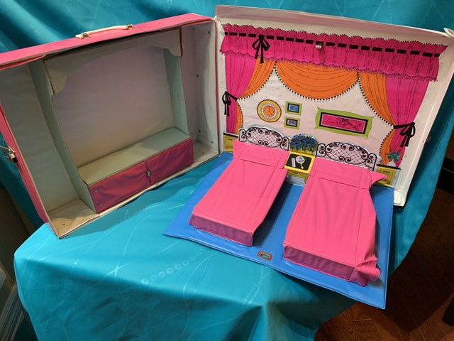 Vintage Barbie case and multigenerational lot - photo 3