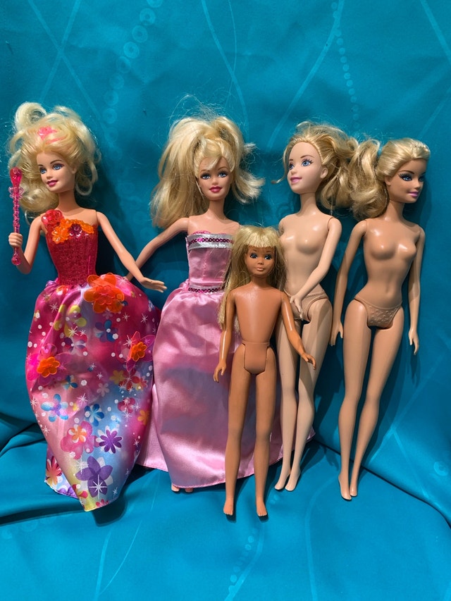 Vintage Barbie case and multigenerational lot - photo 4