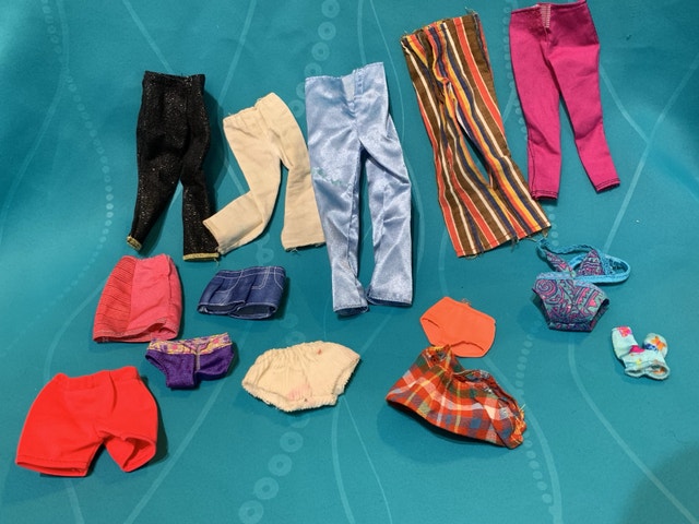 Vintage Barbie case and multigenerational lot - photo 5