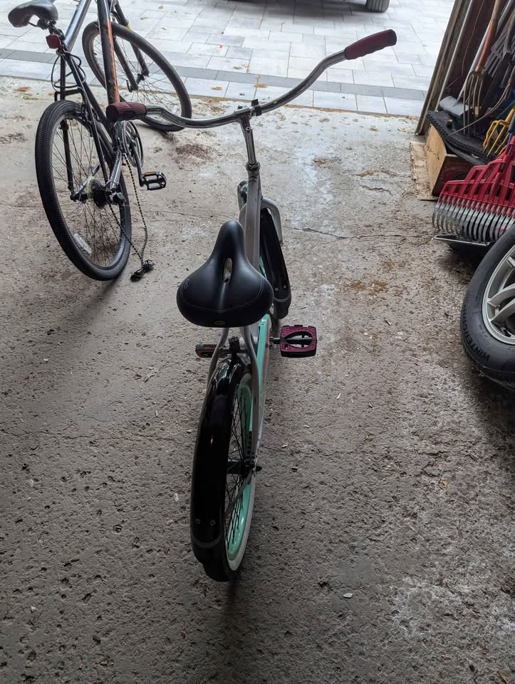Kids bike huffy bike barely used 20 inches - photo 2