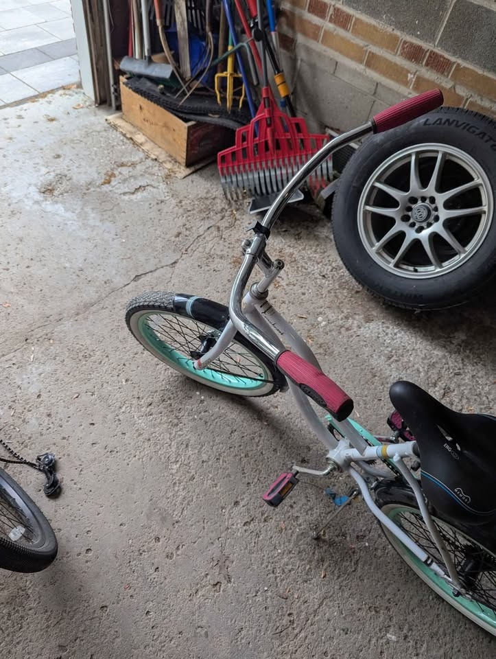 Kids bike huffy bike barely used 20 inches - photo 3